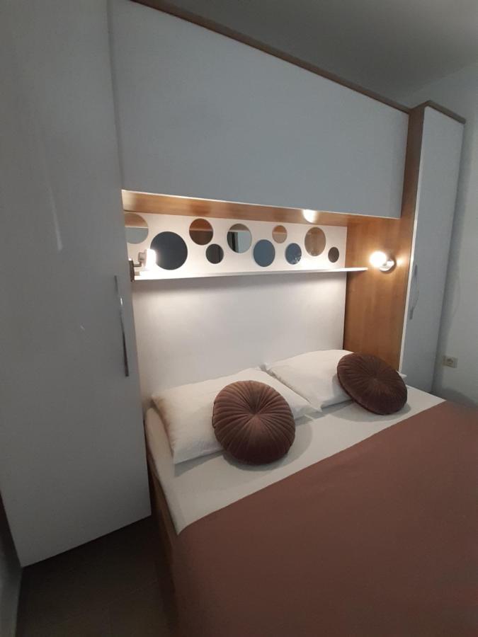 Apartment Lucky With Jacuzzi Трогир Екстериор снимка