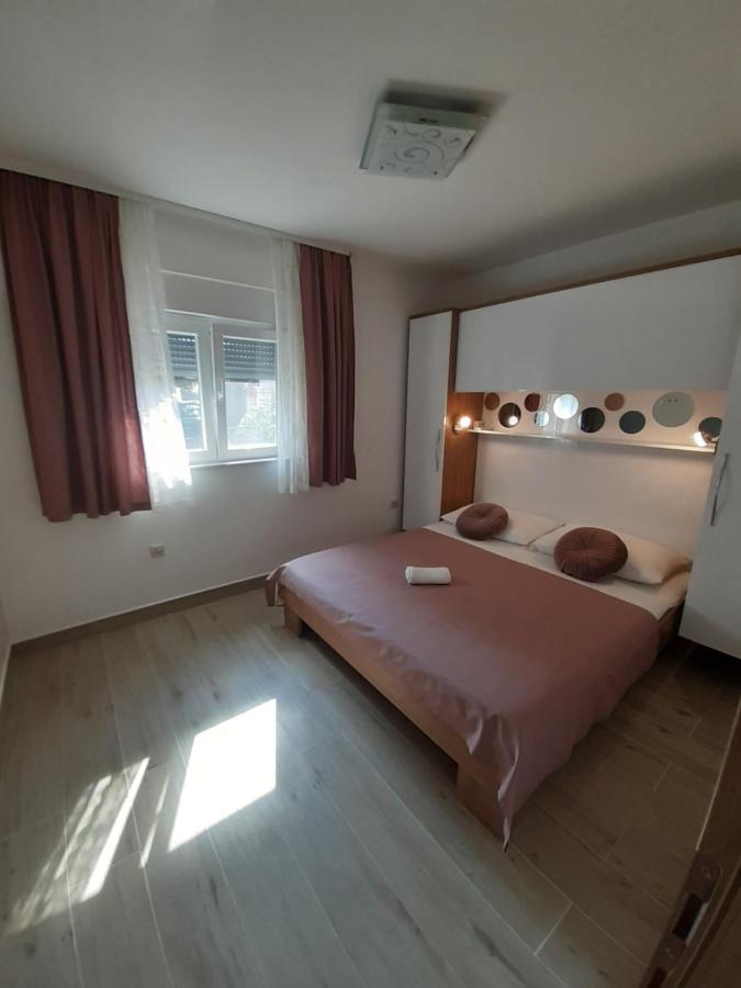 Apartment Lucky With Jacuzzi Трогир Екстериор снимка