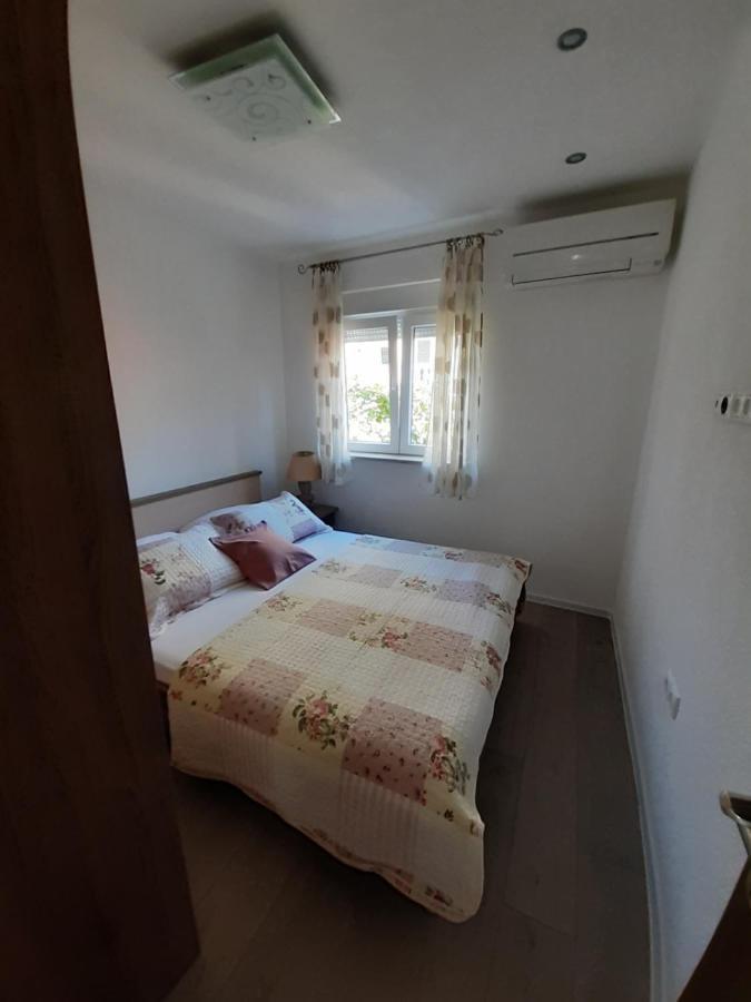 Apartment Lucky With Jacuzzi Трогир Екстериор снимка