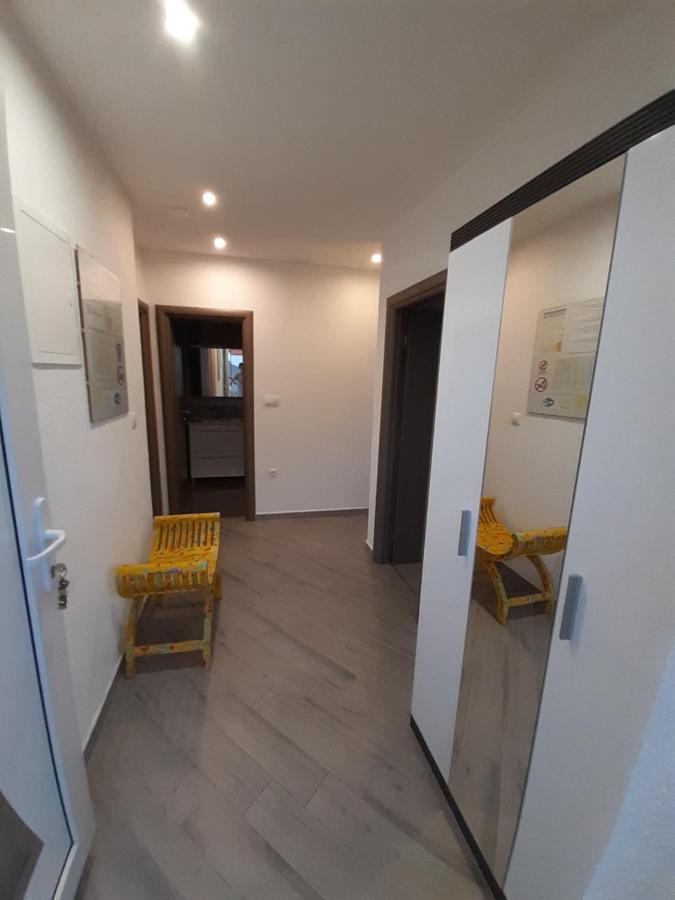Apartment Lucky With Jacuzzi Трогир Екстериор снимка
