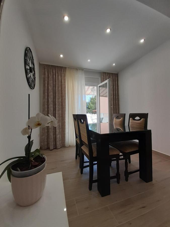Apartment Lucky With Jacuzzi Трогир Екстериор снимка