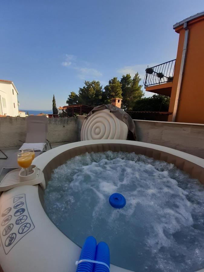 Apartment Lucky With Jacuzzi Трогир Екстериор снимка
