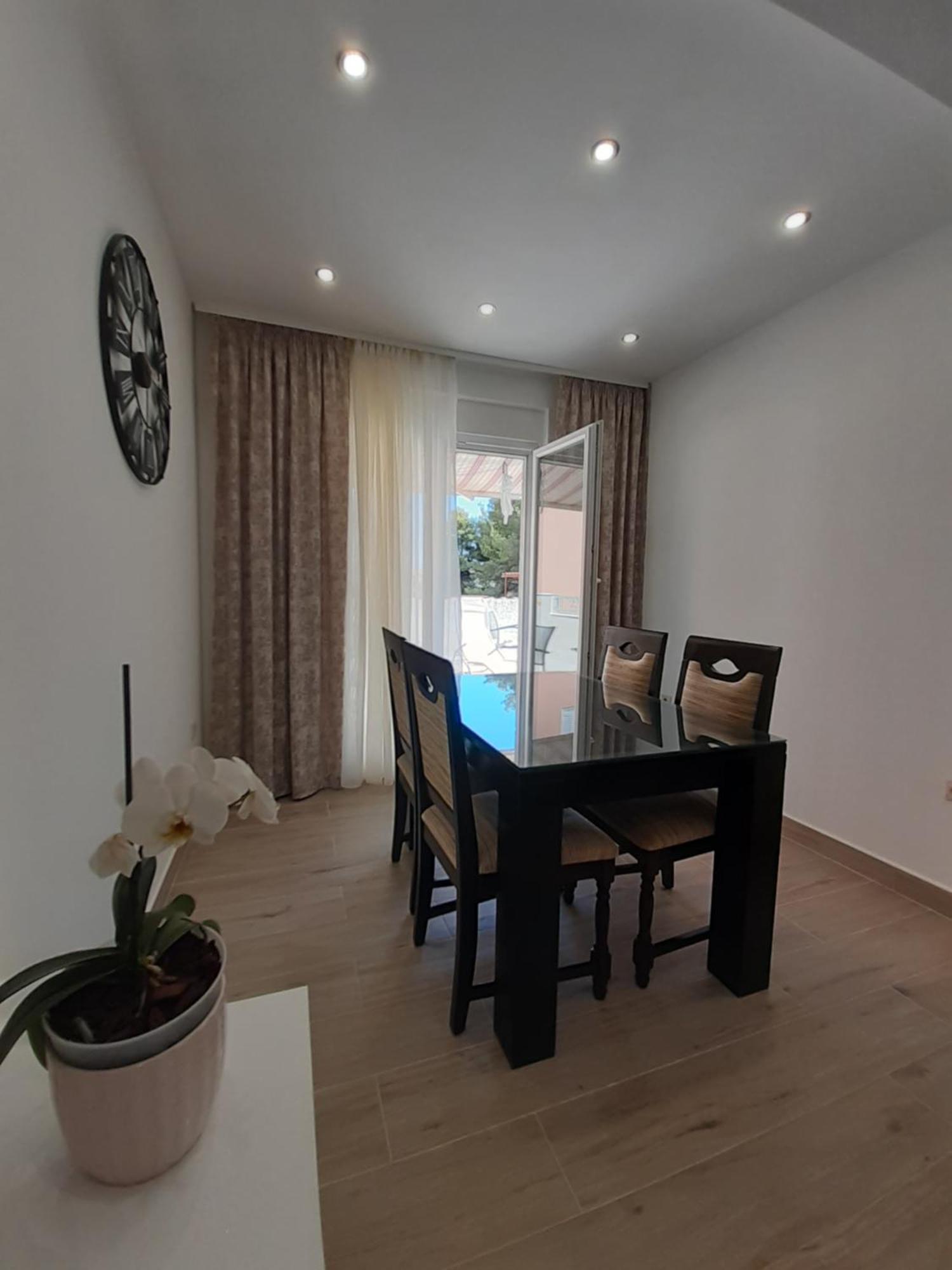 Apartment Lucky With Jacuzzi Трогир Стая снимка