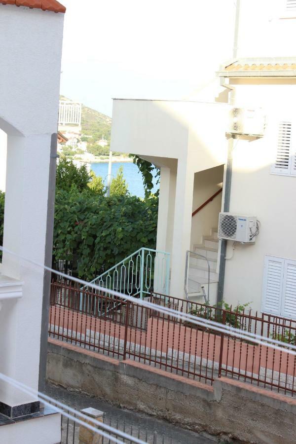 Apartment Lucky With Jacuzzi Трогир Екстериор снимка