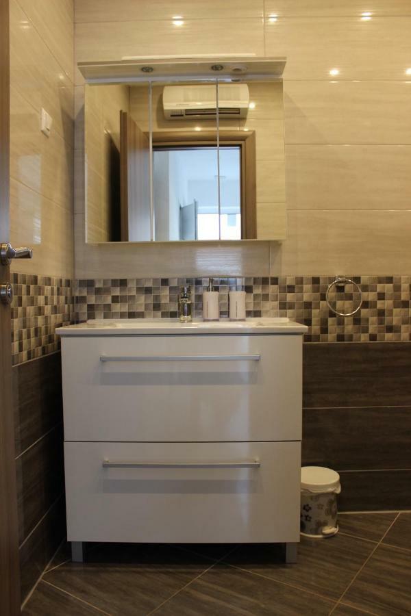 Apartment Lucky With Jacuzzi Трогир Екстериор снимка