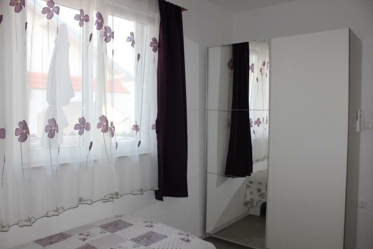 Apartment Lucky With Jacuzzi Трогир Екстериор снимка
