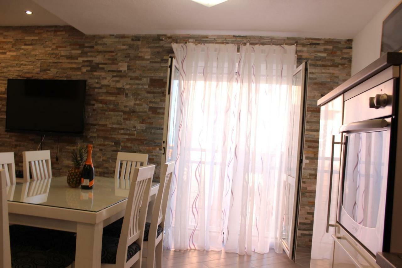 Apartment Lucky With Jacuzzi Трогир Екстериор снимка