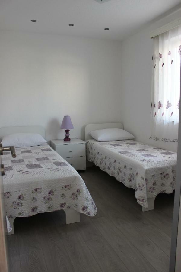 Apartment Lucky With Jacuzzi Трогир Екстериор снимка