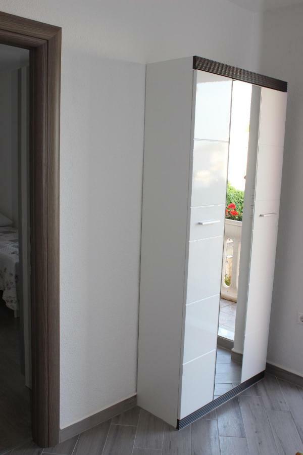 Apartment Lucky With Jacuzzi Трогир Екстериор снимка