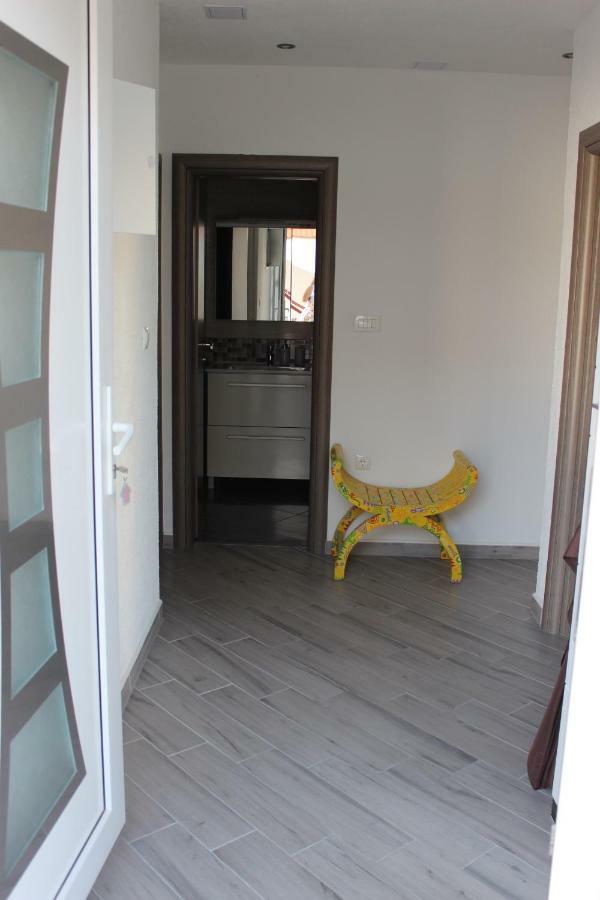 Apartment Lucky With Jacuzzi Трогир Екстериор снимка
