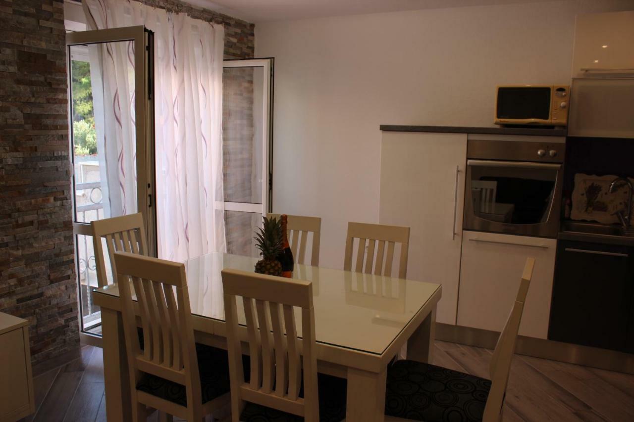 Apartment Lucky With Jacuzzi Трогир Екстериор снимка