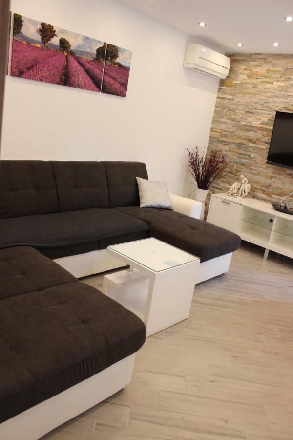 Apartment Lucky With Jacuzzi Трогир Екстериор снимка