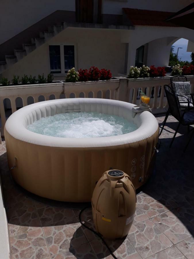 Apartment Lucky With Jacuzzi Трогир Екстериор снимка